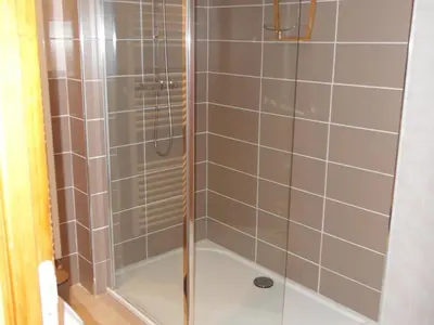 Salle de bains dans l'établissement Maison avec salle de jeux et parking privé à Orbey - FR-1-744-25