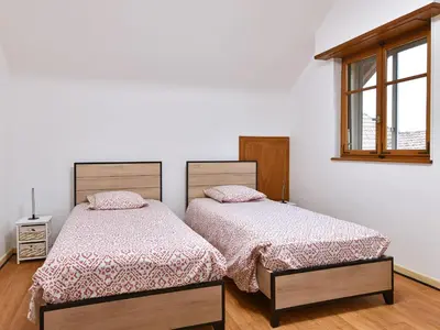 Un ou plusieurs lits dans un hébergement de l'établissement Maison Alsacienne Confortable près de Colmar - Jardin, Parking, Équipements Bébé - FR-1-744-40