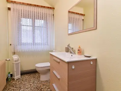 Salle de bains dans l'établissement Maison Alsacienne Confortable près de Colmar - Jardin, Parking, Équipements Bébé - FR-1-744-40