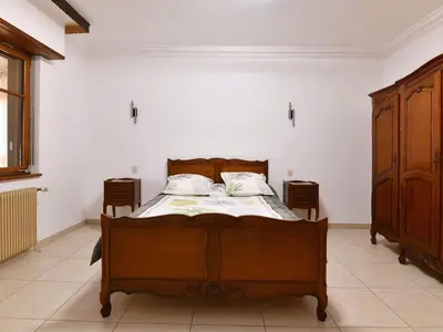 Un ou plusieurs lits dans un hébergement de l'établissement Maison Alsacienne Confortable près de Colmar - Jardin, Parking, Équipements Bébé - FR-1-744-40