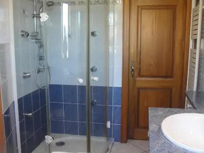Salle de bains dans l'établissement Gîte au calme avec 2 chambres, terrasse, jardin, BBQ et parking inclus à Breitenbach-Haut-Rhin - FR-1-744-42