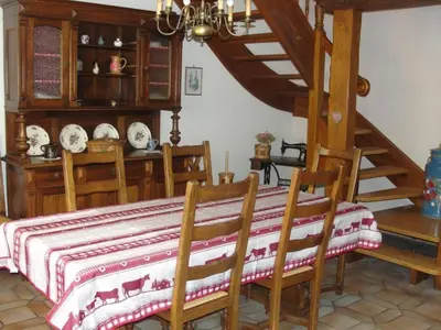 Coin salon dans l'établissement Gîte au calme avec 2 chambres, terrasse, jardin, BBQ et parking inclus à Breitenbach-Haut-Rhin - FR-1-744-42