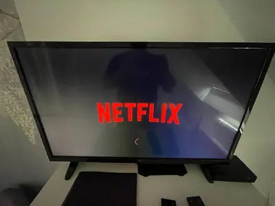Télévision ou salle de divertissement dans l'établissement Esprit Violet - Joli Studio Salengro - Sauna & Sport club