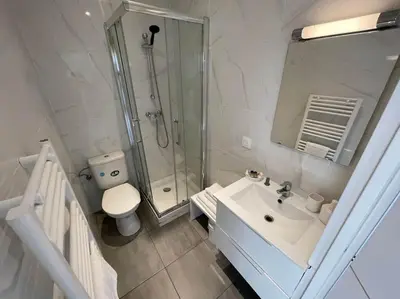 Salle de bains dans l'établissement Esprit Beige - Joli Studio Salengro - Sauna & Sport club