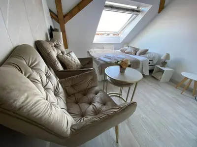 Coin salon dans l'établissement Esprit Beige - Joli Studio Salengro - Sauna & Sport club