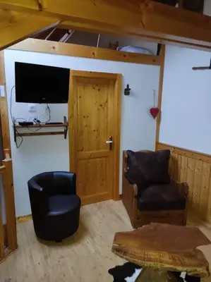 Coin salon dans l'établissement Le Chalet du Bucheron
