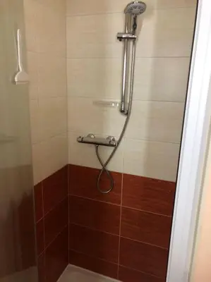 Salle de bains dans l'établissement Le Chalet du Bucheron
