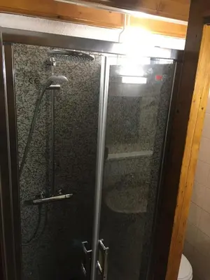 Salle de bains dans l'établissement Appartement charmant à Vagney de 56 m² avec vue montagne.