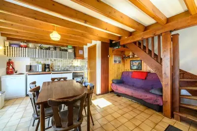 Cuisine ou kitchenette dans l'établissement Appartement charmant à Vagney de 56 m² avec vue montagne.