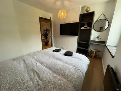 Télévision ou salle de divertissement dans l'établissement Superbe appartement neuf avec Sauna privé & Terrasse vue sur la montagne