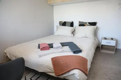 Un ou plusieurs lits dans un hébergement de l'établissement Charmant studio en centre-ville