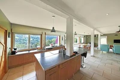 Cuisine ou kitchenette dans l'établissement La Bergerie du Pré de l'Orme - Avec vue montagne