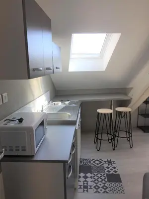 Cuisine ou kitchenette dans l'établissement Studio étage 3, proche Techn'hom, IUT et UTBM