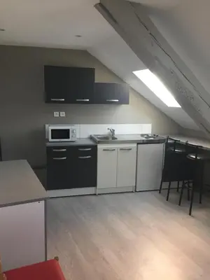 Cuisine ou kitchenette dans l'établissement Studio étage 3, proche Techn'hom, IUT et UTBM