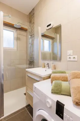Salle de bains dans l'établissement Maison de caractère à Chatenois