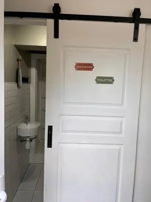 Salle de bains dans l'établissement Nuit insolite au cœur d’un ranch proche d’Europa park
