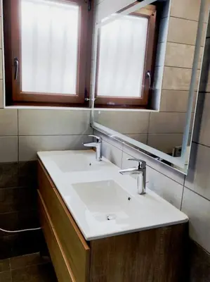 Salle de bains dans l'établissement Gîte Papillon 6 à14 personnes - Jacuzzi