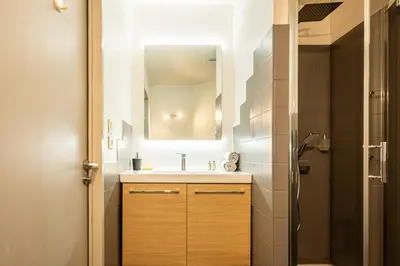 Salle de bains dans l'établissement Cocon Relax - Jacuzzi - Cinéma