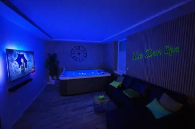 Télévision ou salle de divertissement dans l'établissement ZEN SPA-4 Pers-Jacuzzi-Parking-Clim-Colmar