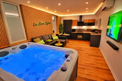 Télévision ou salle de divertissement dans l'établissement ZEN SPA-4 Pers-Jacuzzi-Parking-Clim-Colmar