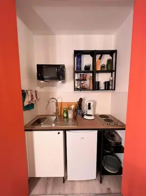 Cuisine ou kitchenette dans l'établissement Charmant studio en vieille Ville de Belfort