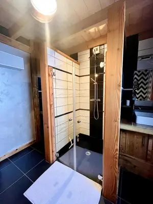 Salle de bains dans l'établissement Les Brimbelles, détente & spa, au cœur des Vosges
