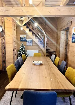 Coin salon dans l'établissement Les Brimbelles, détente & spa, au cœur des Vosges