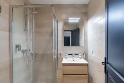Salle de bains dans l'établissement Travel Homes - Niffel 3 - Un havre de paix près du Parc