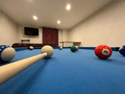 Billard dans l'établissement Gîte Au Creux Du Moulin