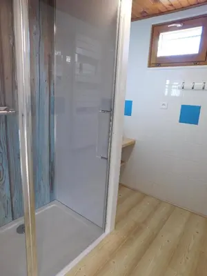 Salle de bains dans l'établissement Chalet du Pommery, Hautes-Vosges