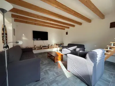 Télévision ou salle de divertissement dans l'établissement Le refuge aux Papillons