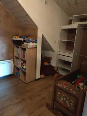 Bibliothèque dans la maison de vacances