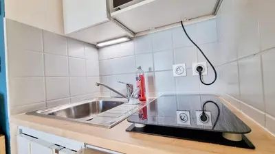 Cuisine ou kitchenette dans l'établissement Le City View - Calme - Moderne - Balcon - RelaxBNB