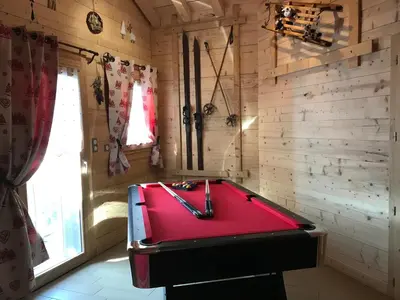 Billard dans l'établissement Chalet de la Royotte - Sauna & SPA