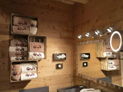 Salle de bains dans l'établissement Chalet de la Royotte - Sauna & SPA