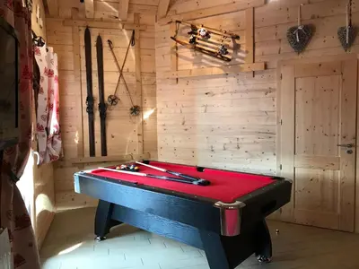 Billard dans l'établissement Chalet de la Royotte - Sauna & SPA