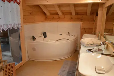 Salle de bains dans l'établissement Chalet de la Royotte - Sauna & SPA