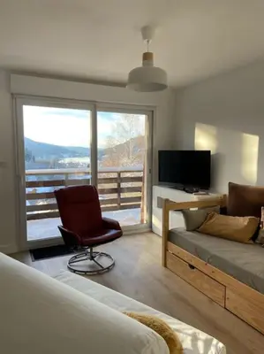 Télévision ou salle de divertissement dans l'établissement F3 Superbe vue lac, grand balcon, ambiance nature