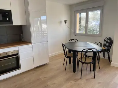Cuisine ou kitchenette dans l'établissement F3 Superbe vue lac, grand balcon, ambiance nature