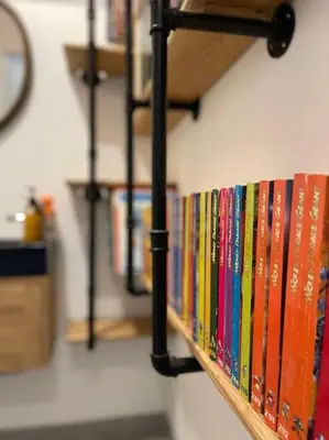 Bibliothèque dans l'appartement