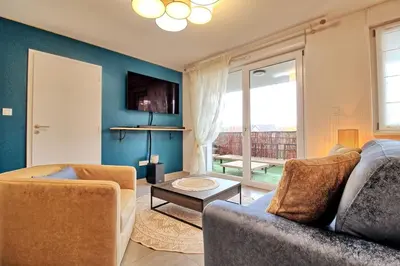 Coin salon dans l'établissement Appartement - Note Boisée - Terrasse & Parking