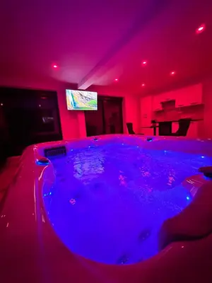 Télévision ou salle de divertissement dans l'établissement Appartement cosy jacuzzi spa 70M2