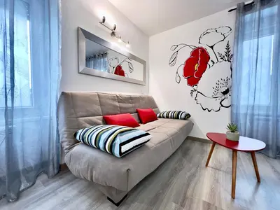 Coin salon dans l'établissement Le Coquelicot - Proche Gare - Studio 1 pièce 2 Pers