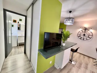 Télévision ou salle de divertissement dans l'établissement Le Coquelicot - Proche Gare - Studio 1 pièce 2 Pers