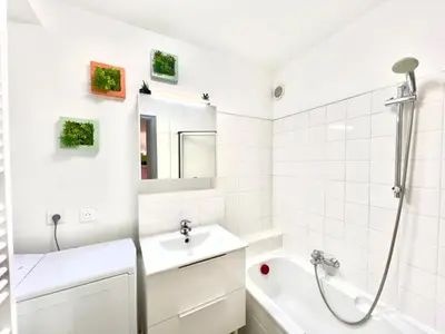 Salle de bains dans l'établissement Le Coquelicot - Proche Gare - Studio 1 pièce 2 Pers