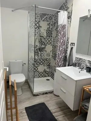 Salle de bains dans l'établissement Maison « jardin la cigogne »
