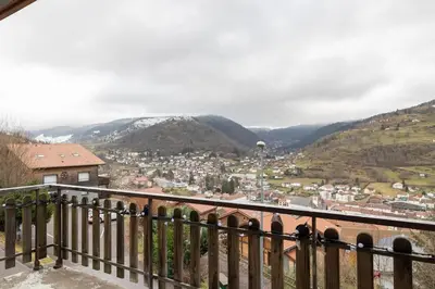 Vue générale sur la montagne ou vue sur la montagne depuis le chalet