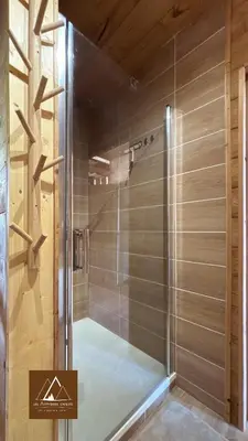 Salle de bains dans l'établissement Les Atypiques Chalets