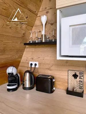 Cuisine ou kitchenette dans l'établissement Les Atypiques Chalets