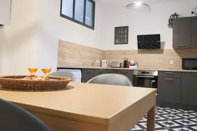 Cuisine ou kitchenette dans l'établissement Le Cocon Fleuri, proche centre